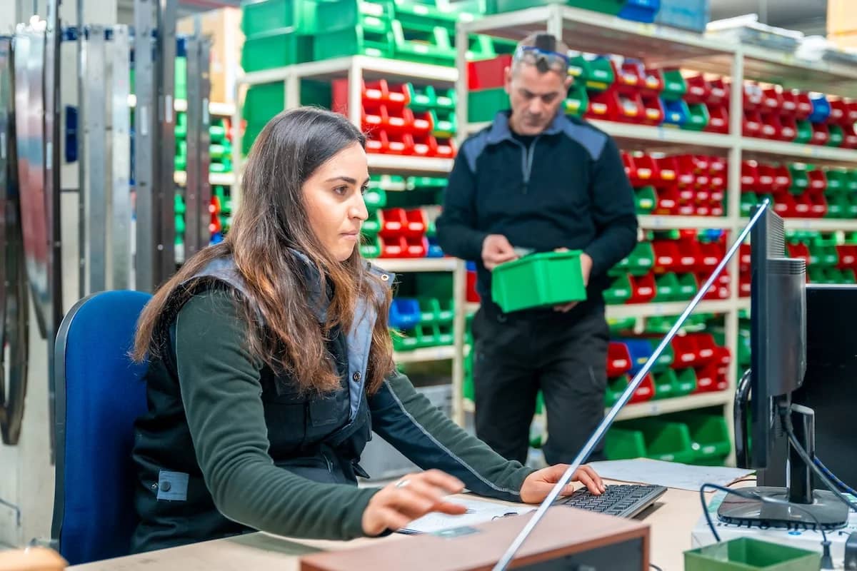 Operatrice al gestionale di magazzino con dati RFID integrati in ERP e WMS